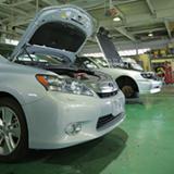 車載リフトを備えた整備工場